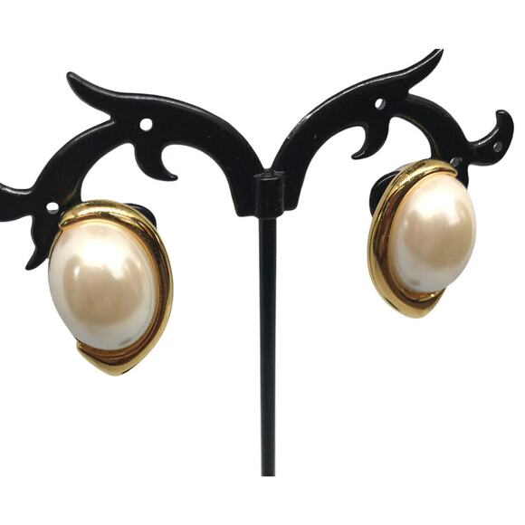 Faux Pearl and Goldtone Swirl Retro Look Pierced Post Earrings 1"d - Picture 1 of 9
